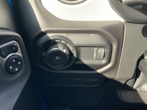 Used 2025 Jeep Wrangler Sport image 27