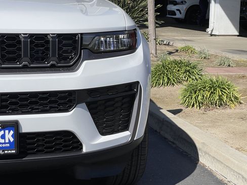 New 2026 Jeep Grand Cherokee Altitude image 6