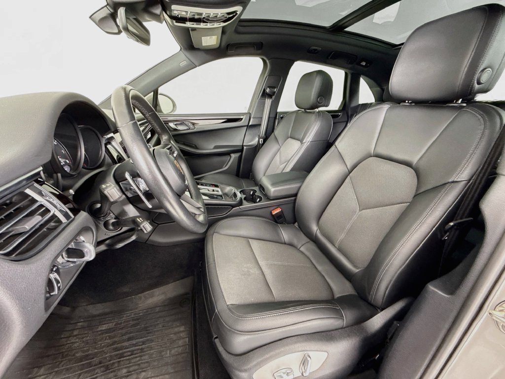 Certified 2023 Porsche Macan Turbo AWD/4WD image 5