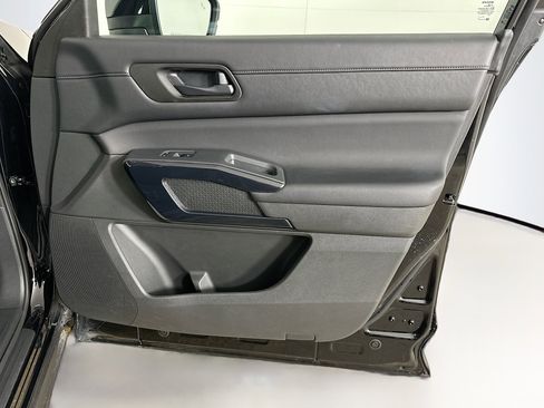 Used 2025 Nissan Pathfinder SV AWD/4WD image 33