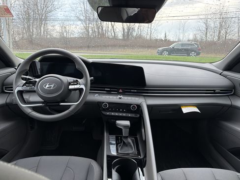 Used 2024 Hyundai Elantra SEL w/ Convenience Package image 10