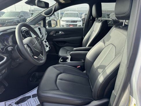 New 2026 Chrysler Pacifica Select image 9