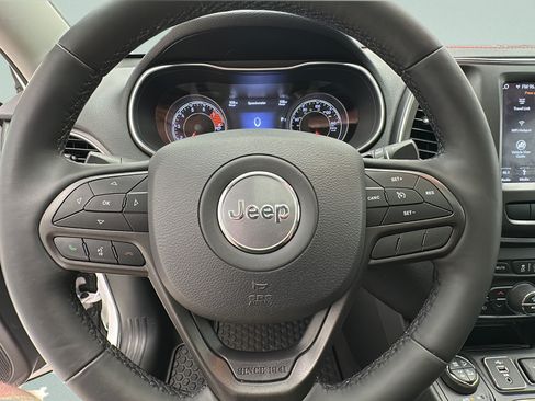 Used 2019 Jeep Cherokee Trailhawk w/ Comfort/Convenience Group AWD/4WD image 16