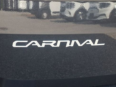 Used 2024 Kia Carnival EX image 32