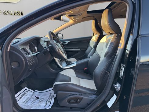 Used 2017 Volvo V60 T5 Cross Country w/ Convenience Package image 9