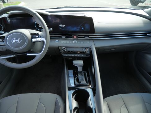 Used 2025 Hyundai Elantra SEL FWD image 10