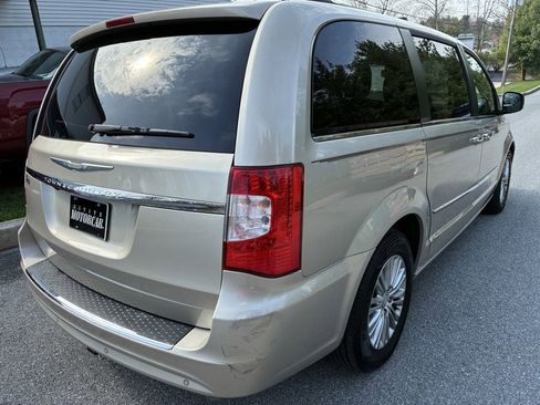 Used 2016 Chrysler Town & Country Touring-L FWD image 6