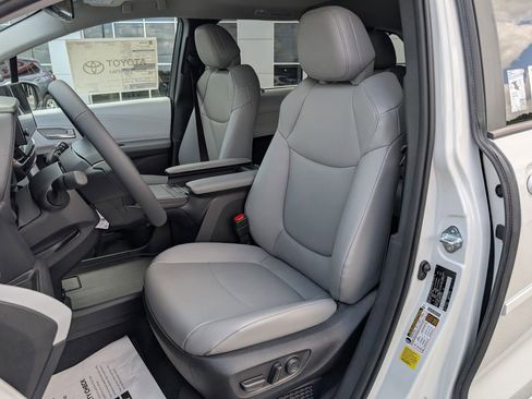 New 2026 Toyota Sienna XLE image 11