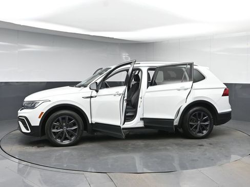 Used 2022 Volkswagen Tiguan SE w/ Panoramic Sunroof Package FWD image 42