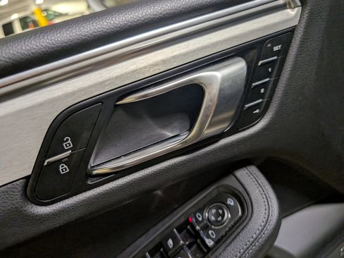 Used 2023 Porsche Macan image 19