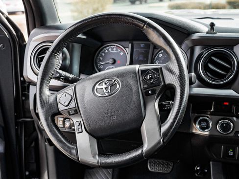 Used 2017 Toyota Tacoma TRD Off-Road w/ Premium & Technology Package image 33