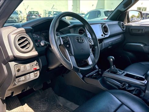 Used 2020 Toyota Tacoma TRD Off-Road w/ TRD Premium Off Road Package AWD/4WD image 18