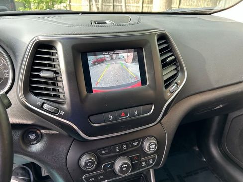 Used 2021 Jeep Cherokee Latitude Plus AWD/4WD image 18