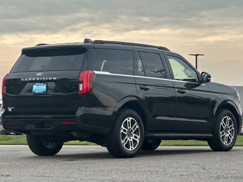 Certified 2025 Ford Expedition Active AWD/4WD image 2