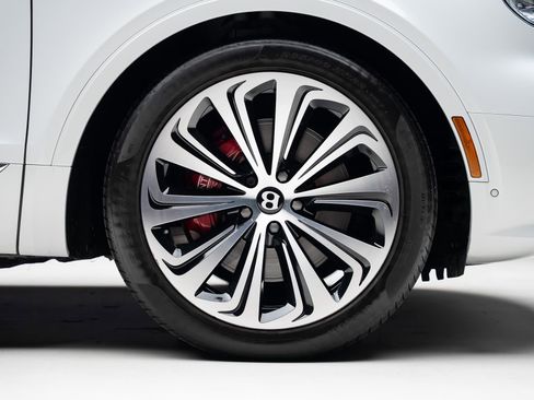 Used 2021 Bentley Bentayga AWD/4WD image 40