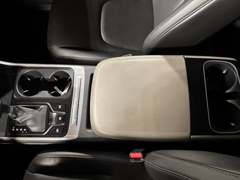 Used 2025 Kia Carnival FWD image 28