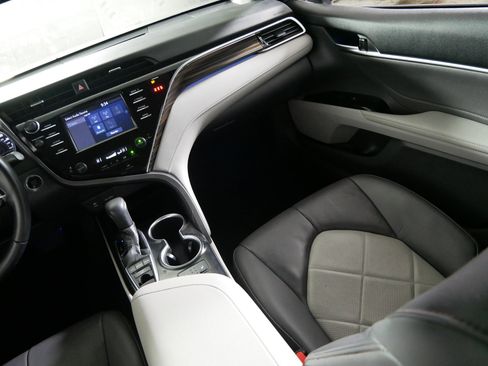 Used 2018 Toyota Camry XLE FWD image 11