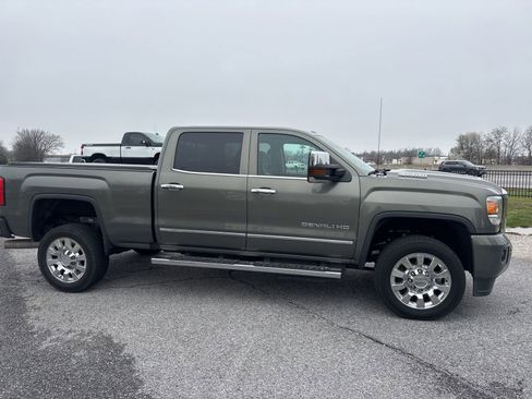 Used 2017 GMC Sierra 2500 Denali w/ Duramax Plus Package image 4