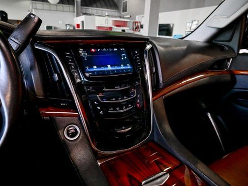 Used 2018 Cadillac Escalade ESV Luxury AWD/4WD image 35