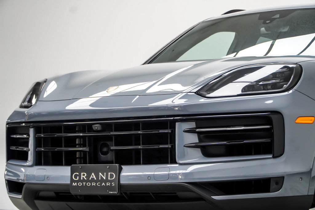 Used 2024 Porsche Cayenne AWD/4WD image 2