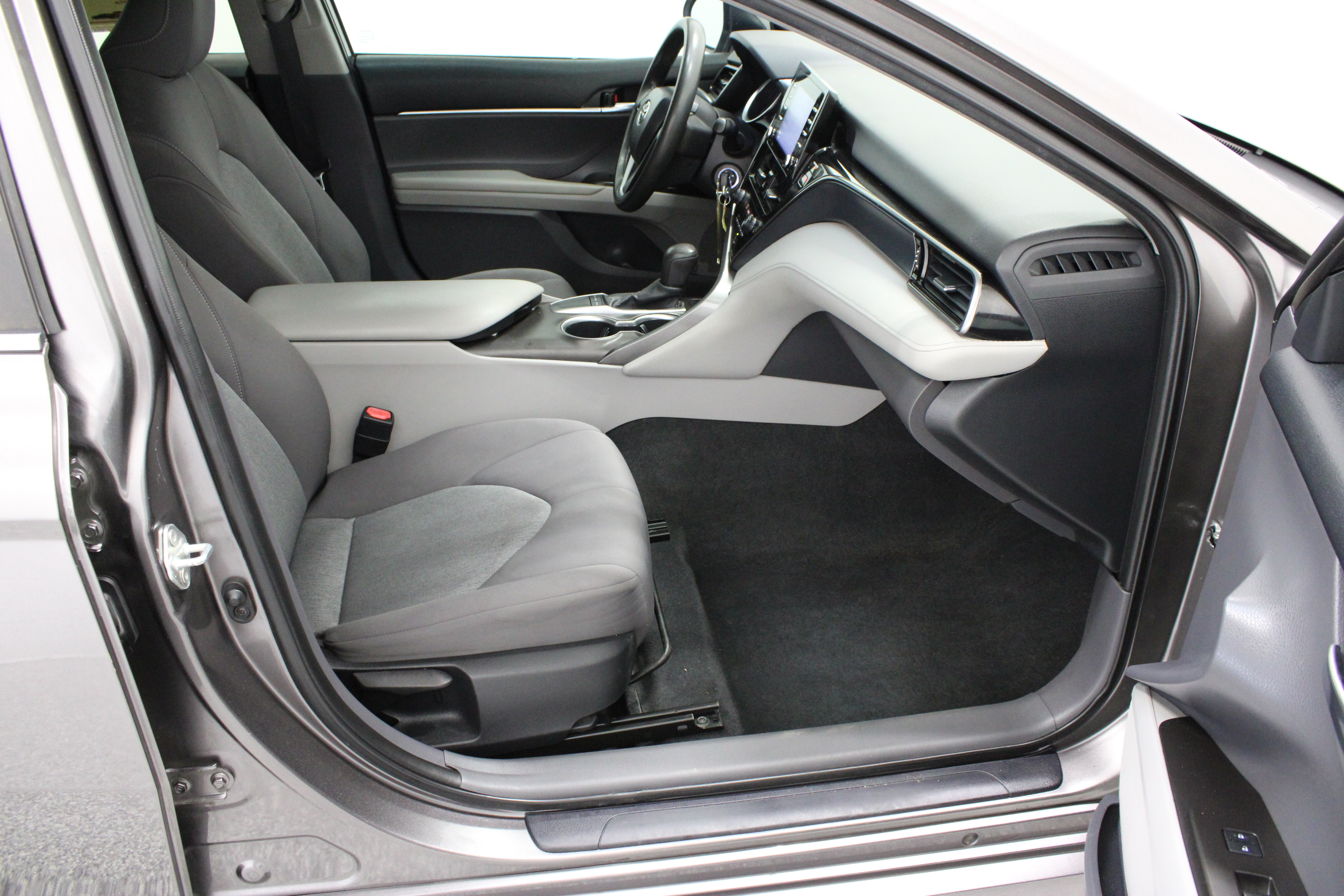 Used 2022 Toyota Camry LE FWD image 34