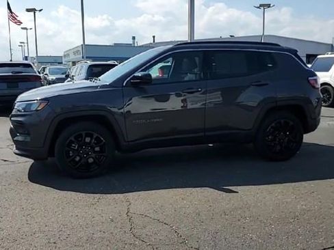 Used 2024 Jeep Compass Latitude AWD/4WD image 5