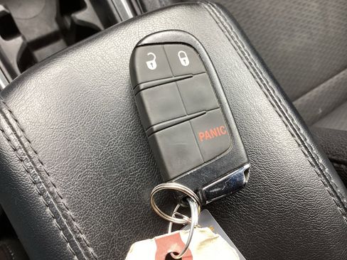 Used 2024 Jeep Compass Latitude image 32