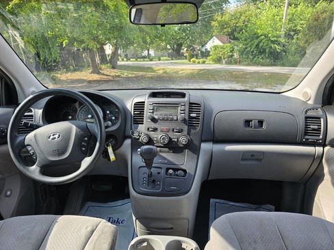 Used 2008 Hyundai Entourage Limited image 10