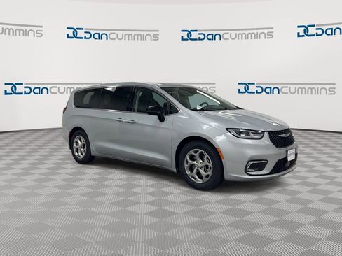 Used 2024 Chrysler Pacifica Limited FWD image 2