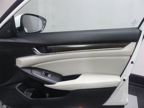 Used 2018 Honda Accord Touring image 18
