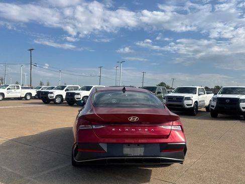 Used 2025 Hyundai Elantra SEL FWD image 17