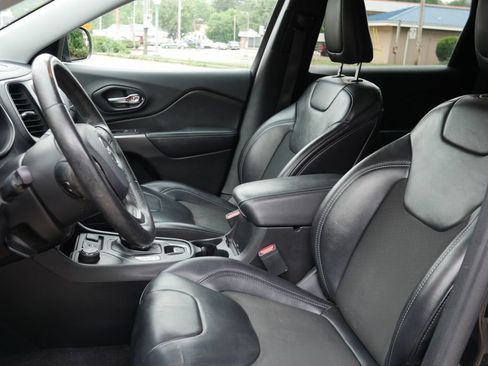 Used 2019 Jeep Cherokee Latitude Plus w/ Cold Weather Group AWD/4WD image 18
