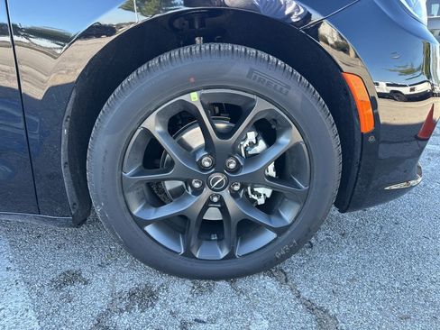 New 2026 Chrysler Pacifica Select image 3