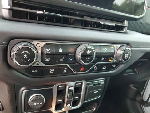 Used 2024 Jeep Wrangler Unlimited Rubicon AWD/4WD image 21