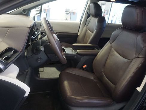 Used 2024 Toyota Sienna Platinum AWD/4WD image 21