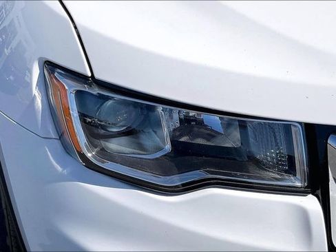 Used 2021 Jeep Grand Cherokee Laredo X image 27