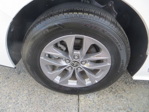 Used 2025 Toyota Sienna LE image 9