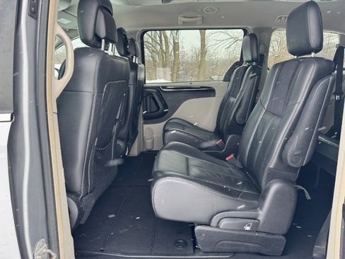 Used 2013 Chrysler Town & Country Limited image 16