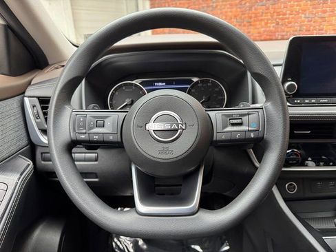 Used 2023 Nissan Rogue SV image 12