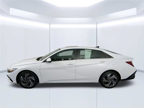 Used 2025 Hyundai Elantra SEL FWD image 5