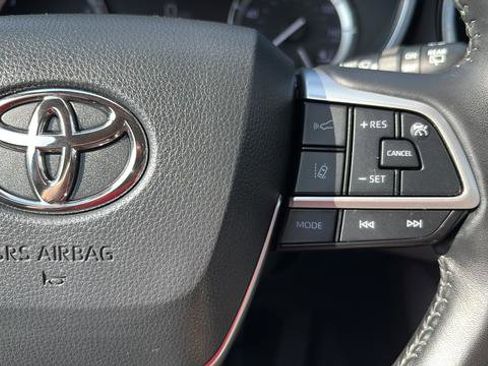 Used 2022 Toyota Highlander XLE image 31