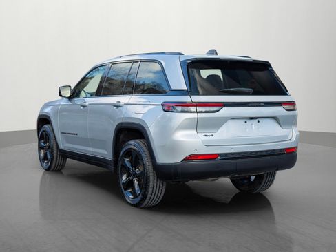 Used 2023 Jeep Grand Cherokee Altitude image 5