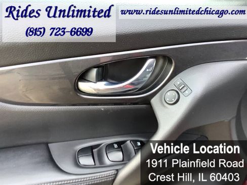 Used 2017 Nissan Rogue SV w/ SV Premium Package image 12