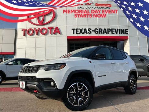 Used 2025 Jeep Compass Trailhawk AWD/4WD image 1