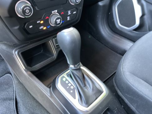 Used 2018 Jeep Renegade Latitude FWD image 22