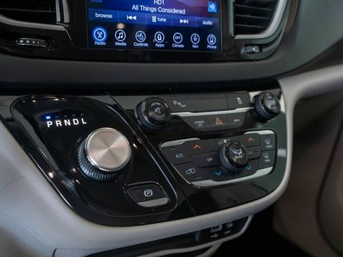 Used 2017 Chrysler Pacifica Touring-L FWD image 19