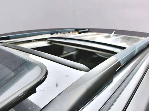 Used 2011 Toyota Sienna Limited image 7