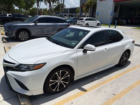 Used 2019 Toyota Camry SE FWD image 1