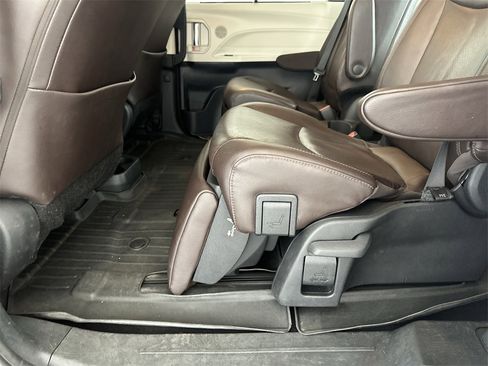 Used 2023 Toyota Sienna Platinum image 30
