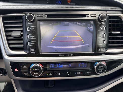 Used 2016 Toyota Highlander Limited w/ Driver Technology Package FWD image 27